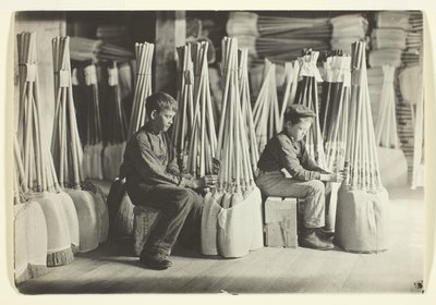 Rapazes na sala de embalagem, Brown Mfg. Company, Evansville, Ind. de Lewis Wickes Hine