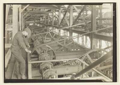 Já não são precisos rapazes para o disjuntor, este é um disjuntor moderno de Lewis Wickes Hine