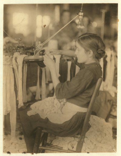 Cherokee Hosiery Mill, Rome, Georgia, empregando torneadores e loopers com idades entre 8 e 9 anos, 1913 de Lewis Wickes Hine