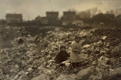 Crianças numa lixeira em Rhode Island de Lewis Wickes Hine