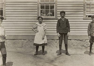 Edward St. Germain e a sua irmã Delia, trabalhadores de moinho, Phoenix, Rhode Island, abril de 1909 de Lewis Wickes Hine