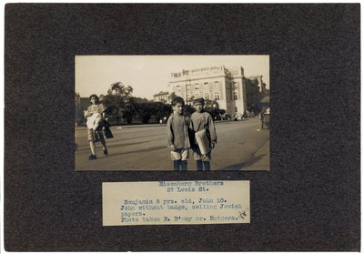 Eisenberg Brothers, 27 Lewis Street, Nova York, c.1910-13 de Lewis Wickes Hine