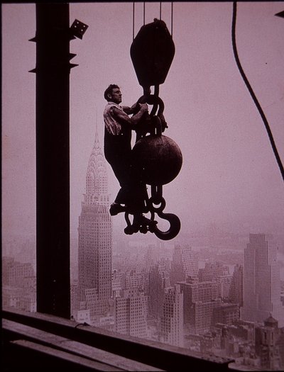 Empire State Building em construção, mostrando membro da tripulação da torre de perfuração de Lewis Wickes Hine