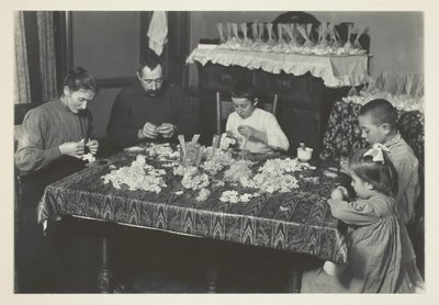 Família a fazer flores de Lewis Wickes Hine