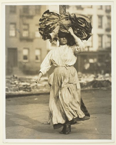 Primeiro trabalho na América, imigrante italiano carrega roupas para o cortiço de Lewis Wickes Hine