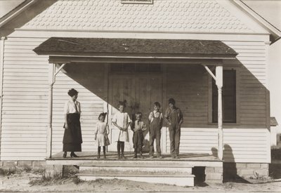 Cinco alunos presentes na Escola No. 6, Distrito 3, Fort Michigan, Colorado, 1915 de Lewis Wickes Hine