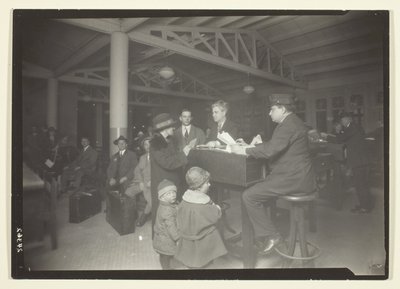 Família alemã, intérprete e registadora em Ellis Island de Lewis Wickes Hine