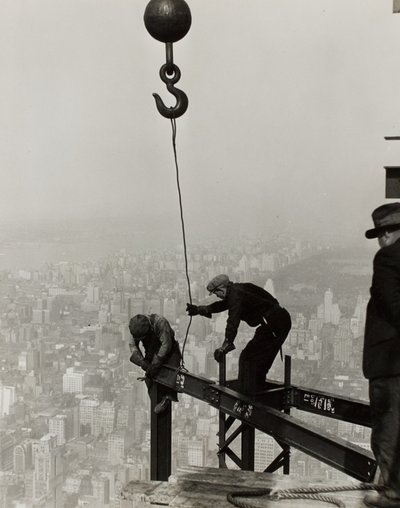 No alto do Empire State Building, N.Y. de Lewis Wickes Hine