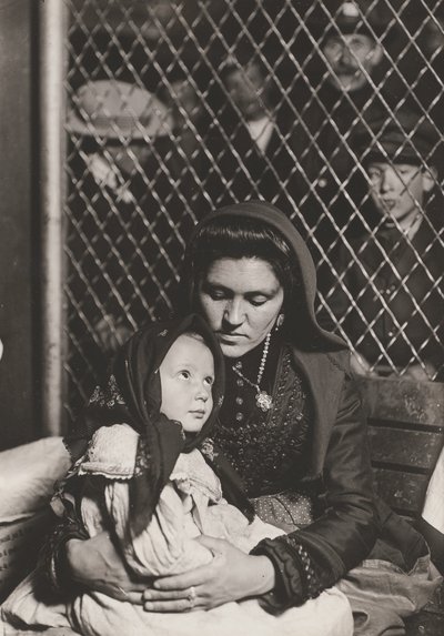 Mãe e filho imigrantes de Lewis Wickes Hine