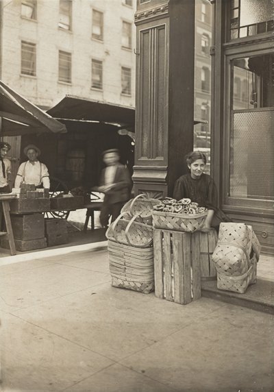 Lena Lochiavo - 11 anos, vendedora de cestos (e pretzels), no mercado da Sixth Street em frente à entrada de um saloon, Cincinnati, Ohio de Lewis Wickes Hine
