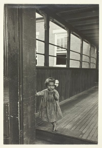 Rapariga de pé à entrada de uma galeria de Lewis Wickes Hine