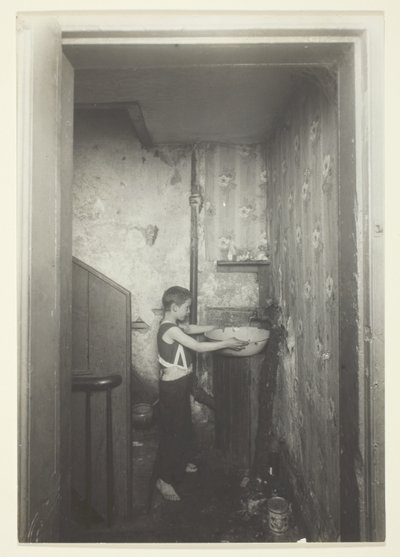 Uma torneira para um andar. Cortiço antigo em Nova Iorque de Lewis Wickes Hine