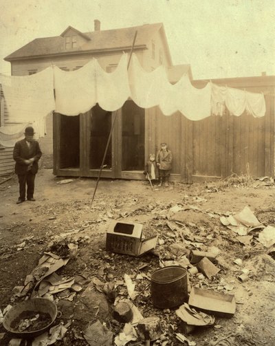 Casas externas no quintal da Borden Street em Providence, Rhode Island de Lewis Wickes Hine
