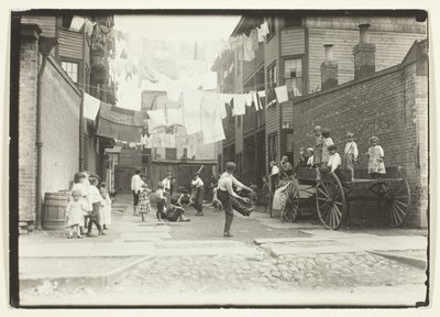 Parque infantil numa aldeia de moinhos (Parque infantil num beco de cortiço), Boston de Lewis Wickes Hine
