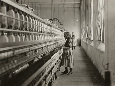 Sadie Pfeifer, fiandeira de uma fábrica de algodão, Lancaster, Carolina do Sul de Lewis Wickes Hine