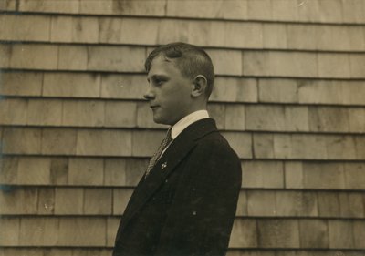 Rapaz do povoado, varredor e limpador com a sua roupa de domingo, Fall River, Massachusetts de Lewis Wickes Hine