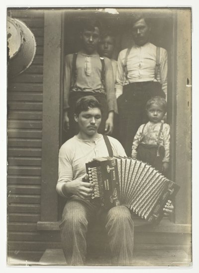 Trabalhador eslovaco da siderurgia na região de Pittsburgh relaxa após o jantar de Lewis Wickes Hine