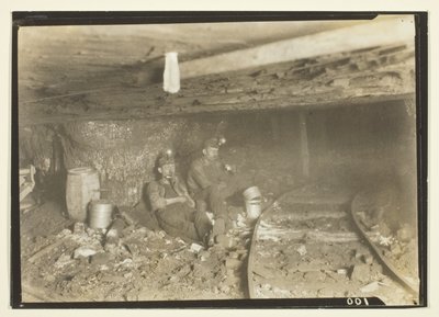 Estes mineiros gostam de almoçar e descansar um pouco nestas entradas com tectos baixos de Lewis Wickes Hine