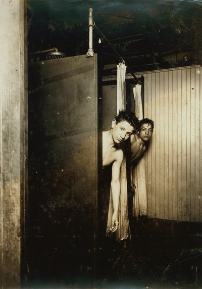 Two Boys Showering at Postal Telegraph Company, Broadway, New York City, New York, USA, c.1910 (fotografia sépia) de Lewis Wickes Hine