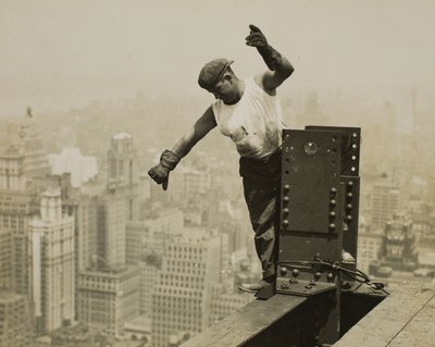Trabalhador a dar sinal de alta para a equipa da torre de perfuração de Lewis Wickes Hine
