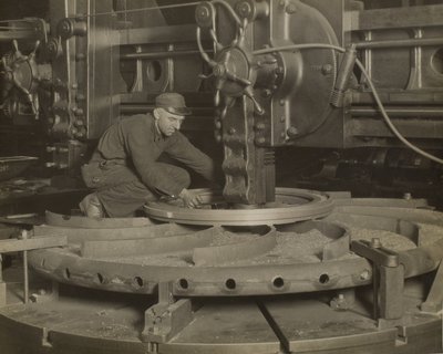 Trabalhador numa máquina de moer de Lewis Wickes Hine