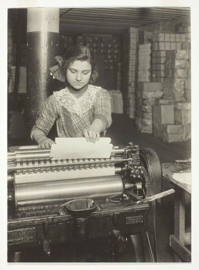 Jovem trabalhador numa fábrica de caixas de papel de Lewis Wickes Hine