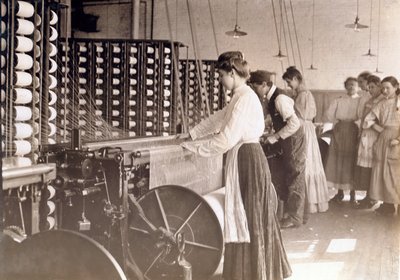 Mulheres jovens, trabalhando, em, um, máquina girando, em, um, moinho algodão, carolina sul, 1908 de Lewis Wickes Hine