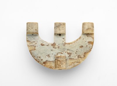 Pingente em forma de arco, com decoração adicional, c.3300-2250 aC de Liangzhu culture
