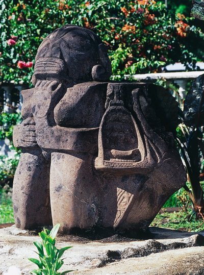 Escultura Tiki antropomórfica, Papeete, Taiti, Ilhas da Sociedade, Arquipélago das Ilhas Windward, Polinésia Francesa (território ultramarino da República Francesa) de Unbekannt Unbekannt