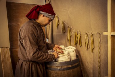 Reencenação histórica: Velas e sacos de trigo, centeio e cevada no boticário de Diotaiuti, Imola, Itália, meados do século XIV (foto) de Unbekannt Unbekannt