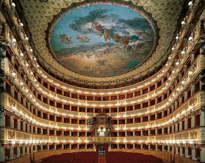 Vista interior do palco do Teatro San Carlo em Nápoles de Unbekannt Unbekannt