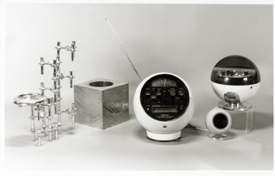 Mesa retro, caixote do lixo e leitores de música (foto a p/b) de Unbekannt Unbekannt