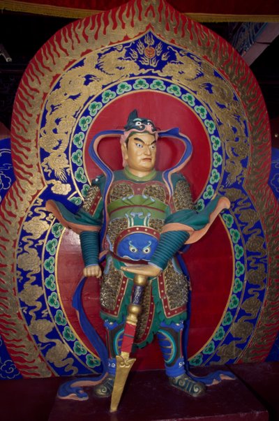 Estátua de um guerreiro dentro do Pagode de madeira de Yingxian (ou Sakyamuni Pagoda), perto de Datong, China. A civilização chinesa de Unbekannt Unbekannt