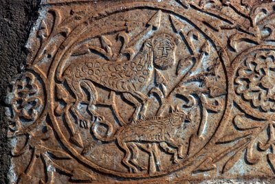 Relevo de pedra representando animais fantásticos, igreja da Dormição da Virgem (Panagia Skripou), Orchomenus, Boeotia, Grécia, século IX (foto) de Unbekannt Unbekannt