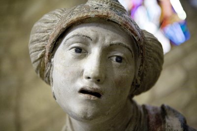 Mulher santa em um capô (pedra pintada) de Ligier Richier