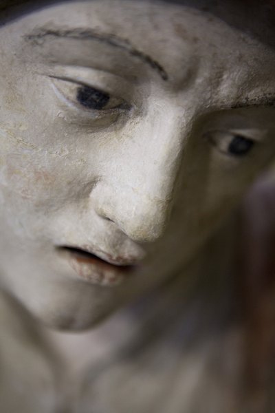 Mulher santa em um capô (pedra pintada) de Ligier Richier