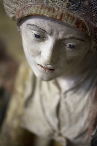 Mulher santa em um capô (pedra pintada) de Ligier Richier
