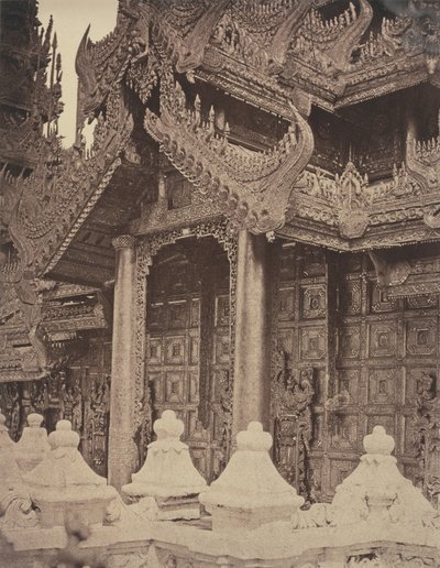 Amerapoora: Entrada de Pyathat no leste de Maha-too-lo-Bounghian Kyoung de Linnaeus Tripe