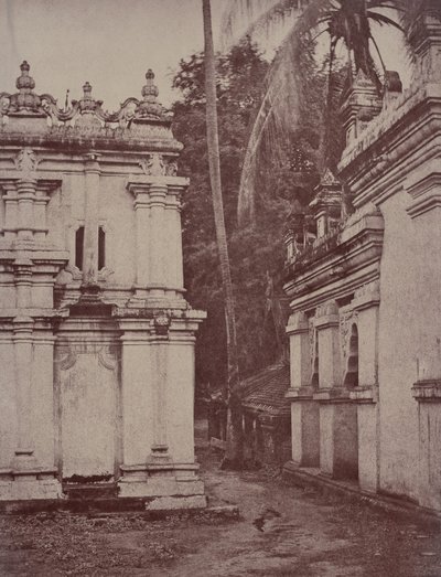 Amerapoora: Vista entre os pagodes perto da estátua de Linnaeus Tripe