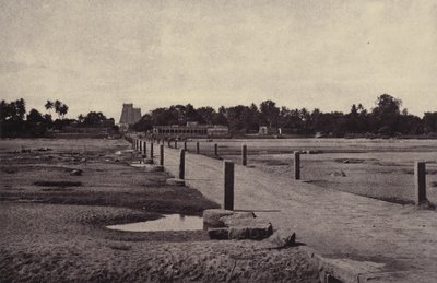 Madura: O rio Vygay, com Causeway, em frente a Madura, janeiro-fevereiro de 1858 (foto) de Linnaeus Tripe