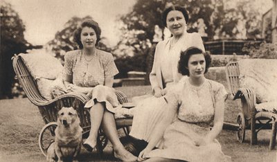 Sua Majestade a Rainha com as Princesas Reais, c1950. de Lisa Sheridan