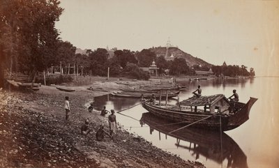 Barcos em Ava, Birmânia bw foto de Lord Henry Rawlinson