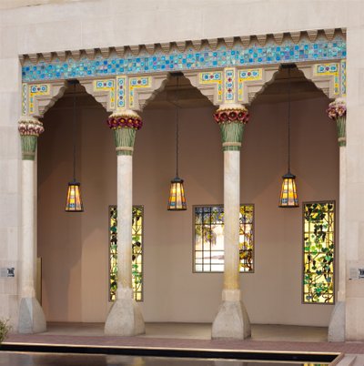 Elementos arquitetônicos de Laurelton Hall, Oyster Bay, Nova York, c.1905 (Pedra calcária, cerâmica e vidro Fravrile) de Louis Comfort Tiffany