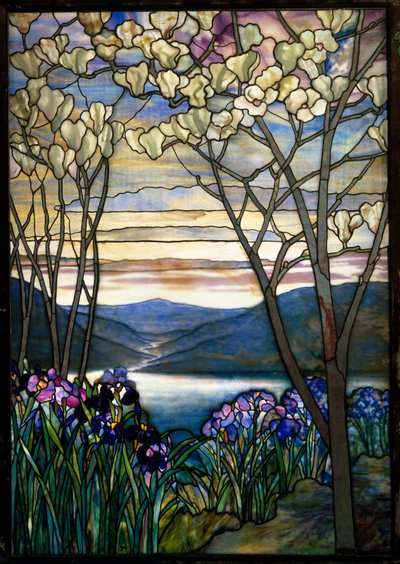 Magnólias e Íris, c.1908 (vidro Favrile com chumbo) de Louis Comfort Tiffany