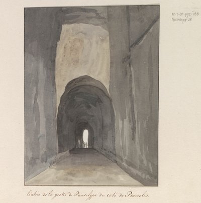 Ingang van grot Crypta Neapolitana (de Grotta di Posillipo) aan de kust van Pozzuoli
Entrada na caverna Pausilype do lado de Pozzuoli (título sobre o objecto)
Viagem a Itália, Sicília e Malta - 1778 (título da série) de Louis Ducros