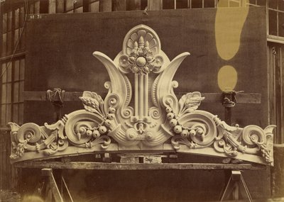 Amortecimento dos frontões dos pavilhões. Fachada principal. de Louis Emile Durandelle