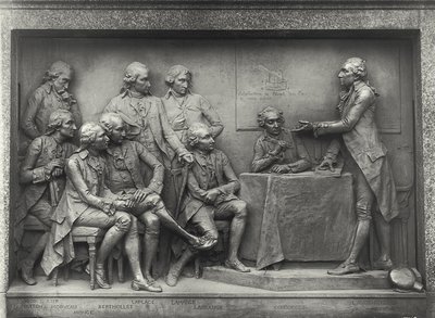 Antoine Laurent Lavoisier (1743-94) explicando a sua análise do ar aos seus colegas (bronze) (foto a p/b) de Louis Ernest Barrias
