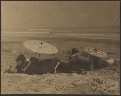 [Cena de praia com guarda-chuvas de papel]. de Louis Fleckenstein
