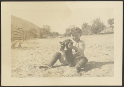 [Rapaz e cão na praia]. de Louis Fleckenstein