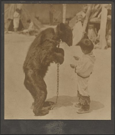 [Rapaz com urso acorrentado]. de Louis Fleckenstein
